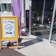 明るいお店でケーキをいただく