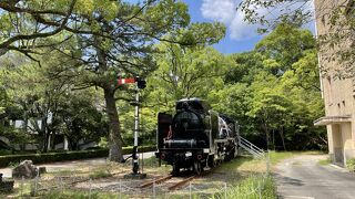 屋外にＳＬが展示されている