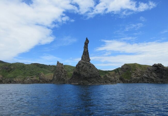 天を指さしているような岩