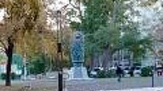 中島公園に入って、すぐにある北側の広場にあります。