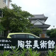 陶芸会館は、陶芸文化の発展を願うため大宮駅の北側に振興本部を開き、陶芸会館が創設されました。