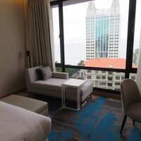 長椅子もあって快適。デスクは二人分の広さがあればベター