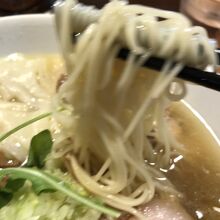 麺は細麺…慌てていて、ブレてしまった