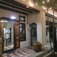 夜に見たフロントやロビーが入った部屋の外観