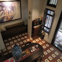 二階から下りる階段から見たロビー