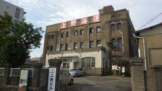 お洒落とは無縁の渋いレトロビル