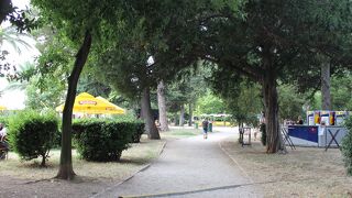 プーラ駅と円形闘技場の間にある公園。