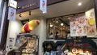 大きなオムライスのオブジェが目立つお店