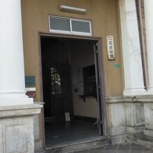 ギリシャ風円柱を持つエントランス