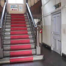 玄関から見た階段