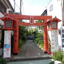 神社入口、商店街に囲まれています