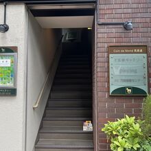 ビル１階のギャラリー入口