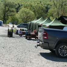 国境にあるテント村、避難してきた人がここで一休みします