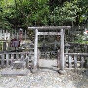 都霊山護國神社の境内にある霊山墓地に眠る坂本龍馬