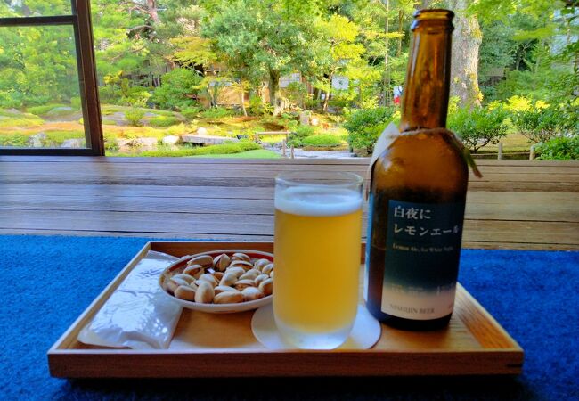 明治の元勲山縣有朋公の別荘で庭を眺めながら飲むクラフトビールは最高