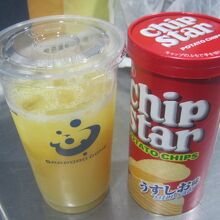 オレンジジュースとポテチ、これだと440円でワンコイン以内。
