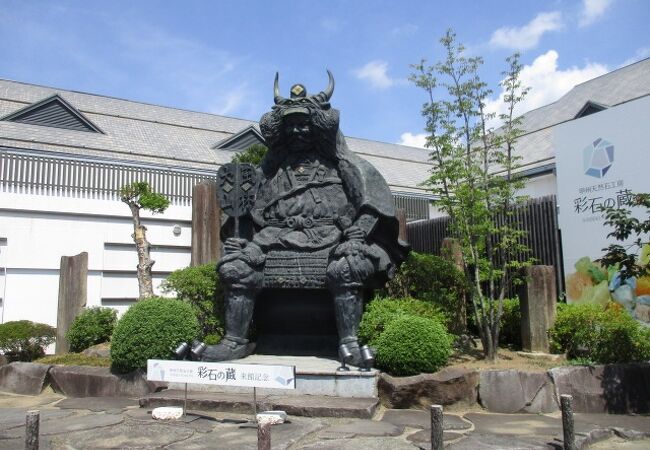 カラフルな天然石を展示販売してます。