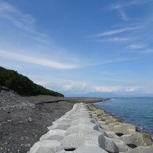 しばらく海岸沿いに歩きました。