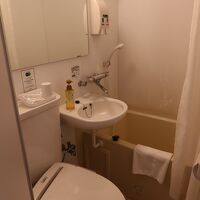 バスルームは浴槽が狭くて深いタイプ