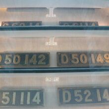 入口の傍の床には、機関車の標識プレートが置かれています。