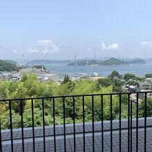 展望エリアから柵越しに、しまなみ海道と最初の大橋が見えます