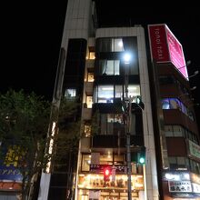 1階が居酒屋の古いビルの上部がビジネスホテルになっている