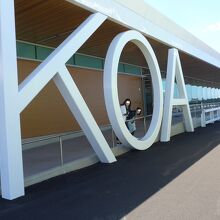 空港ビルにはKOAの空港名が大きく表示されています