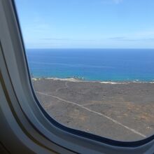 溶岩台地に作られた空港に着陸します