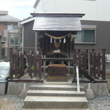 神明神社のお社です。お社は人の背丈程度で、大きくはありません