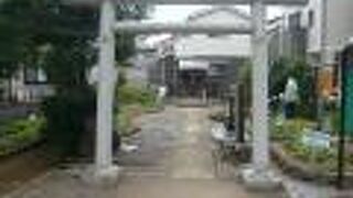 大宮の北側に神明神社があります。由緒を記した解説の標石には、神明社との名称になっています。