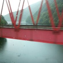 米坂線の列車内から雄大な峡谷などが見えます