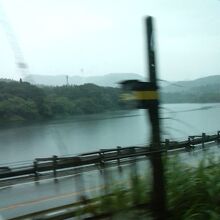 峡谷を流れる荒川は大きく曲がりくねってます