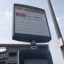 リクヴィル行きは106番バスです。（終点はリビュービル）