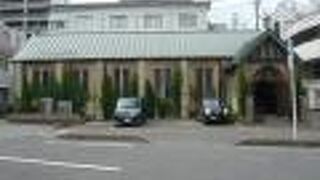 大宮聖愛教会は、大宮駅から北西に徒歩５分の場所にあります。伝統を感じさせる教会です。