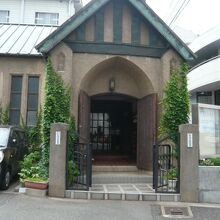 大宮聖愛教会の入口は、開かれていて、入りやすい雰囲気です。