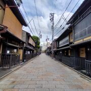 新橋通りを中心にした茶屋町としての風情を残す町並み