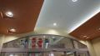 ガラス越しに見える七夕飾りがおしゃれ