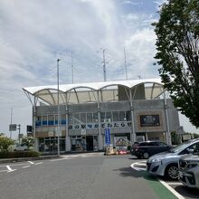 正面建物がメダカと金魚