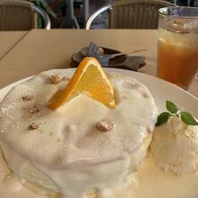 ココナッツソースのパンケーキ1540円