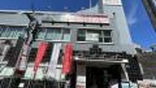 新潟の食品が満載で買った物を食べられる飲食スペースもあり