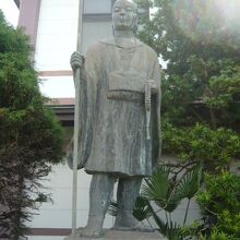 多分、空海の巡業の像かと思います。そうとすると真言宗のお寺か