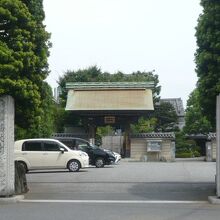 川口神社の正面入口です。広い敷地立派な建物が印象的です。