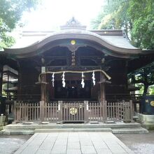 川口神社の本社殿です。緑の樹々に囲まれた荘厳の造りです。