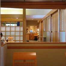 ちょっとした半個室のような席に案内されました