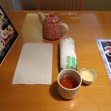 お茶はポット、とうもろこしせんべいがついてきました