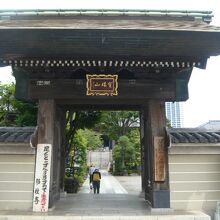 錫杖寺の山門です。しっかりとした塀に囲まれた敷地は広いです 