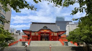 都会の中にある神社！