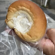 牛乳パンと同じクリームを使用したコロネ