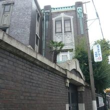 旧田中家住宅は、３階建ての本格的な大きな洋風建築の建物です。
