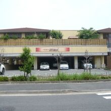 天然温泉スパロイヤル川口の建物です。駐車場が、とても広いです